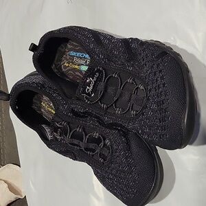 Skechers Breathe Easy Womens 8 Black‎ Shoes Sneakers Slip On Athletic Walking